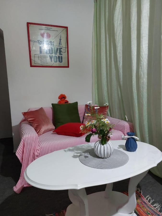 Madona'S Apartment Tbilisi Buitenkant foto