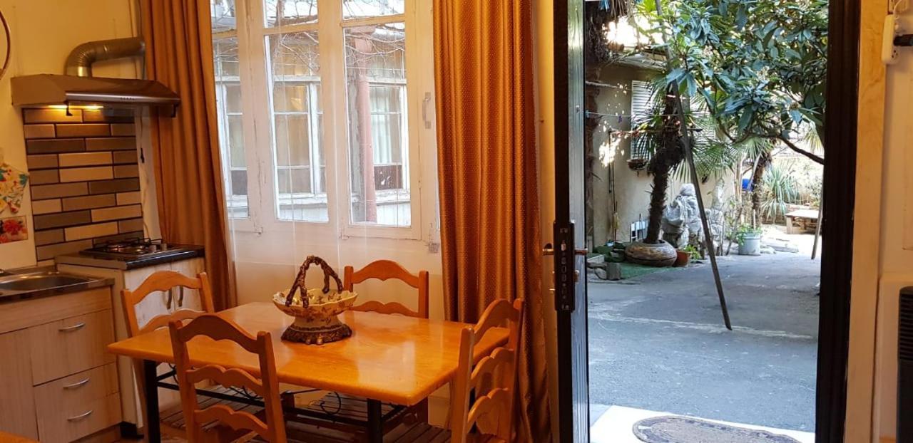 Madona'S Apartment Tbilisi Buitenkant foto